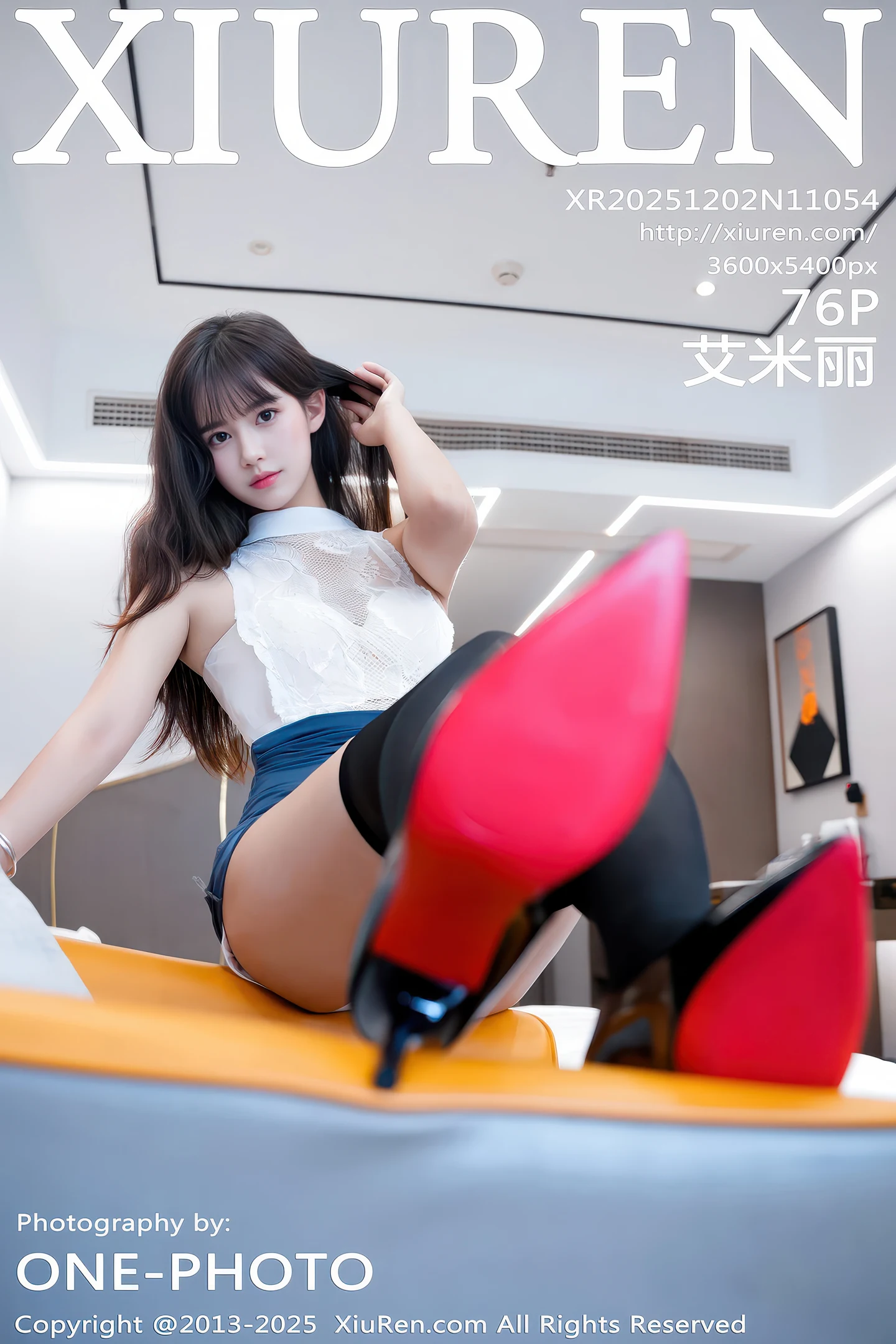 [XiuRen秀人网]No.11054_模特艾米丽性感蓝色包臀裙配黑色丝袜秀翘臀美腿迷人诱惑写真76P-秀人网 - XiuRen.Pro
